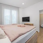 Villa Pinus - Private Pool, Jacuzzi, Game Room