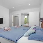 Villa Pinus - Private Pool, Jacuzzi, Game Room
