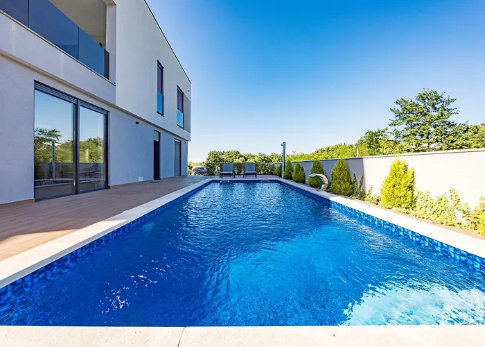 Villa Pinus - Private Pool, Jacuzzi, Game Room