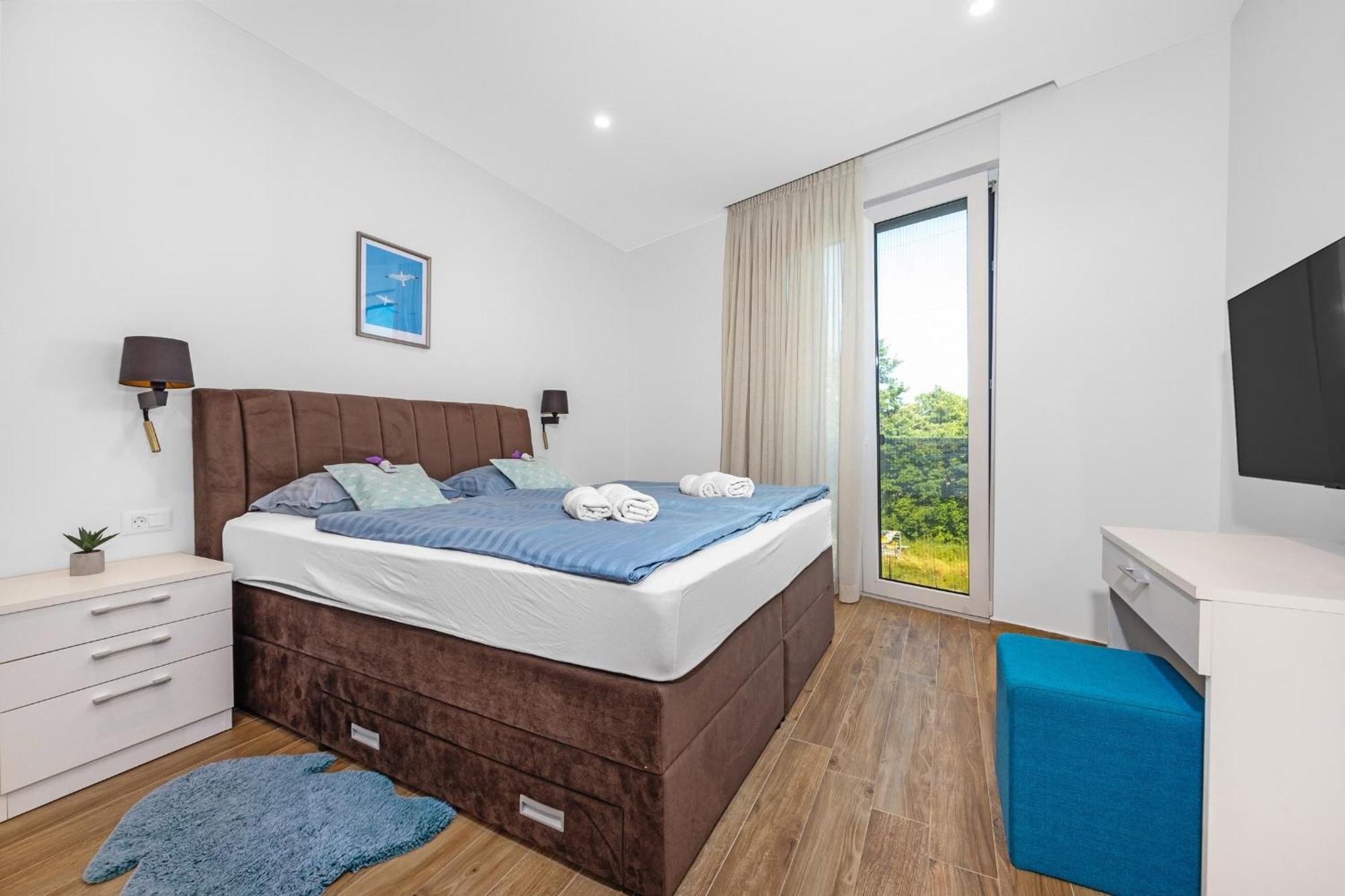 Villa Pinus - Private Pool, Jacuzzi, Game