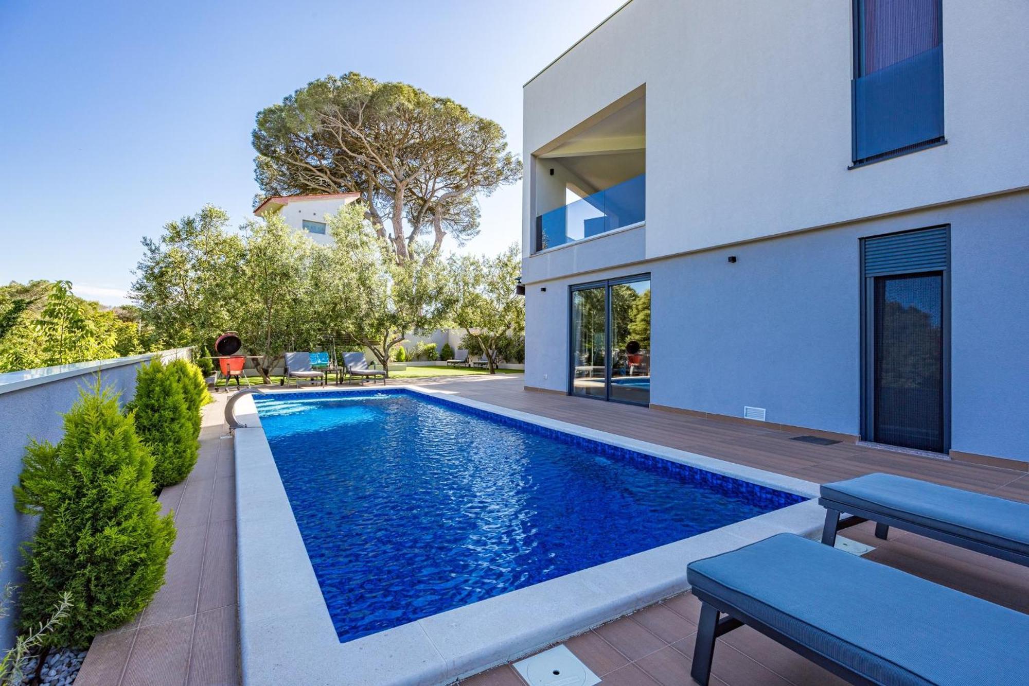 Pinus - Private Pool, Jacuzzi, Game Villa