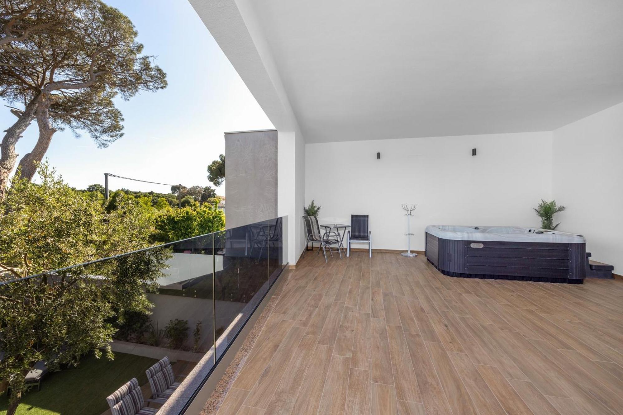Pinus - Private Pool, Jacuzzi, Game Villa *