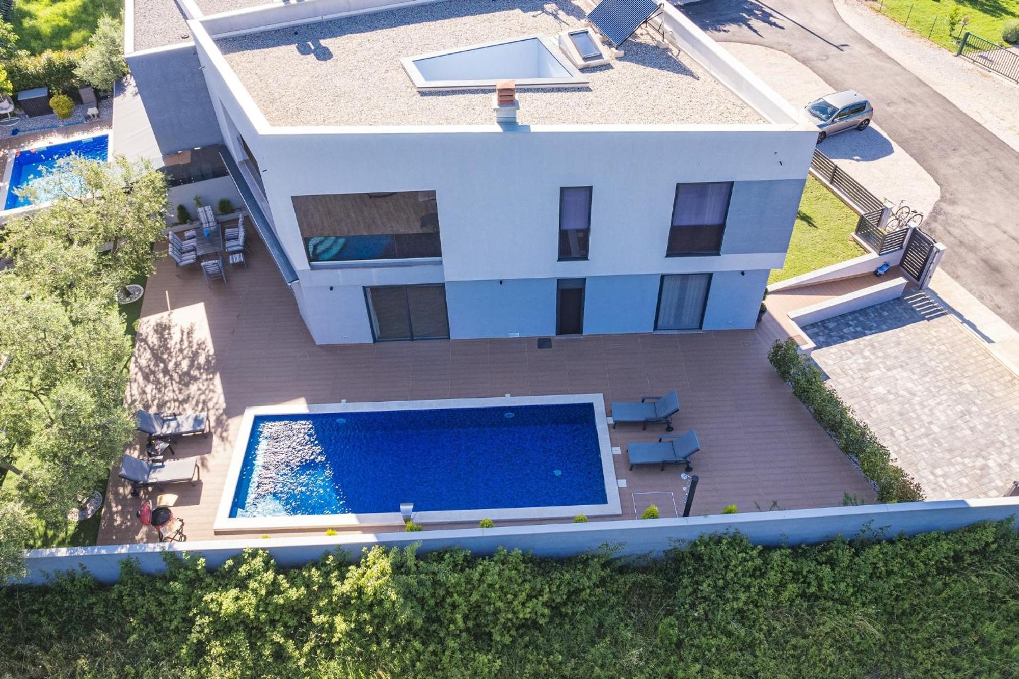 Pinus - Private Pool, Jacuzzi, Game Vila *