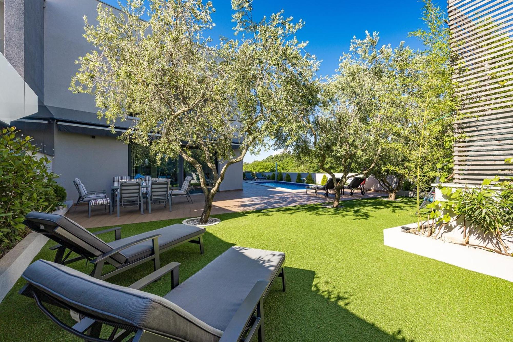 Pinus - Private Pool, Jacuzzi, Game Villa *