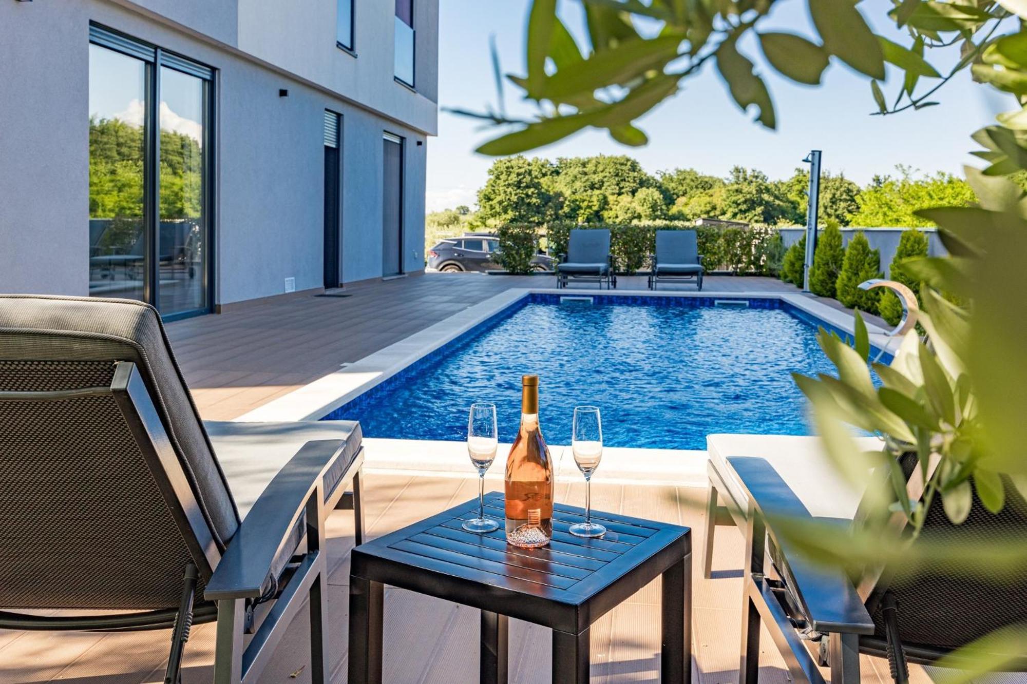 Villa Pinus - Private Pool, Jacuzzi, Game